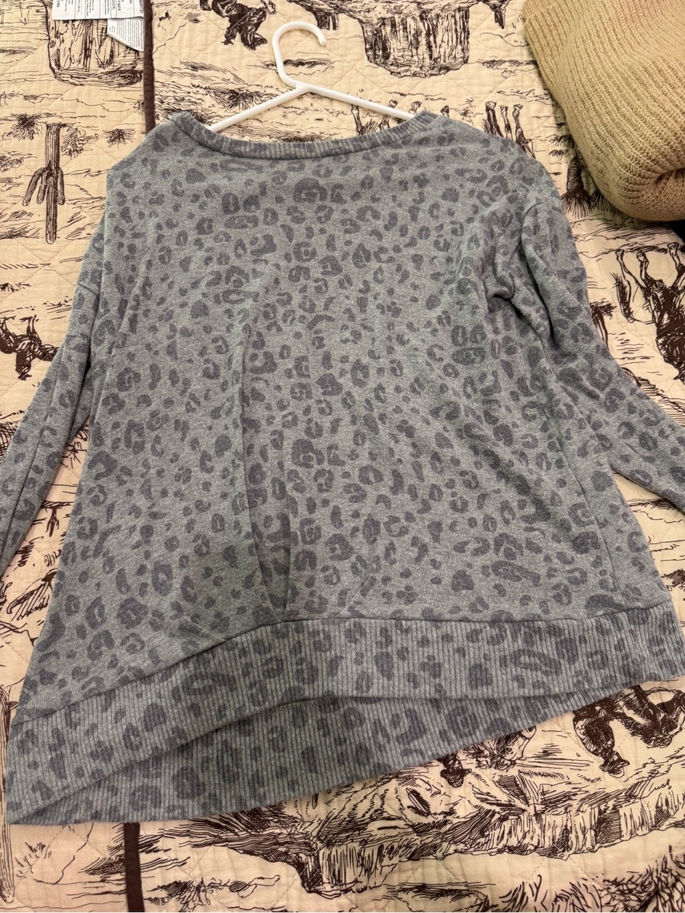 Women's Long Sleeve Boatneck Leopard Print Top - Gray
